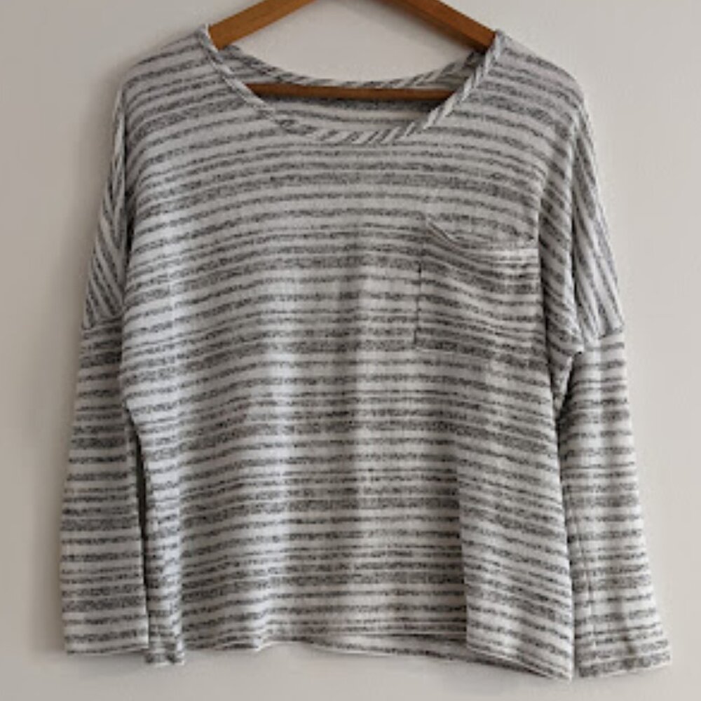 New Look Gray and White Sweater Size 10
